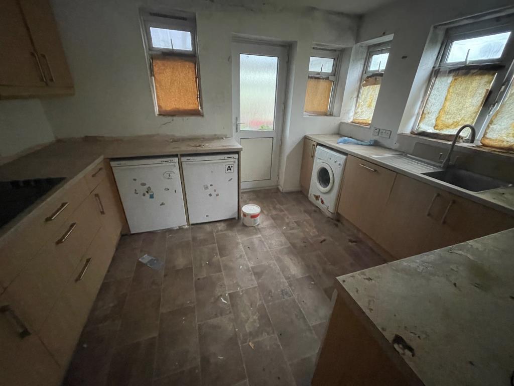 Lot: 35 - THREE-BEDROOM SEMI-DETACHED HOUSE IN POPULAR LOCATION - Kitchen